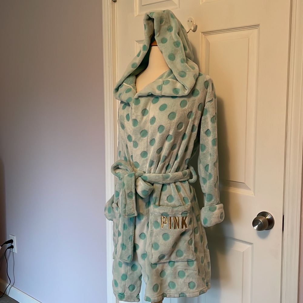 PINK. VICTORIA SECRET polkadot robe 👘